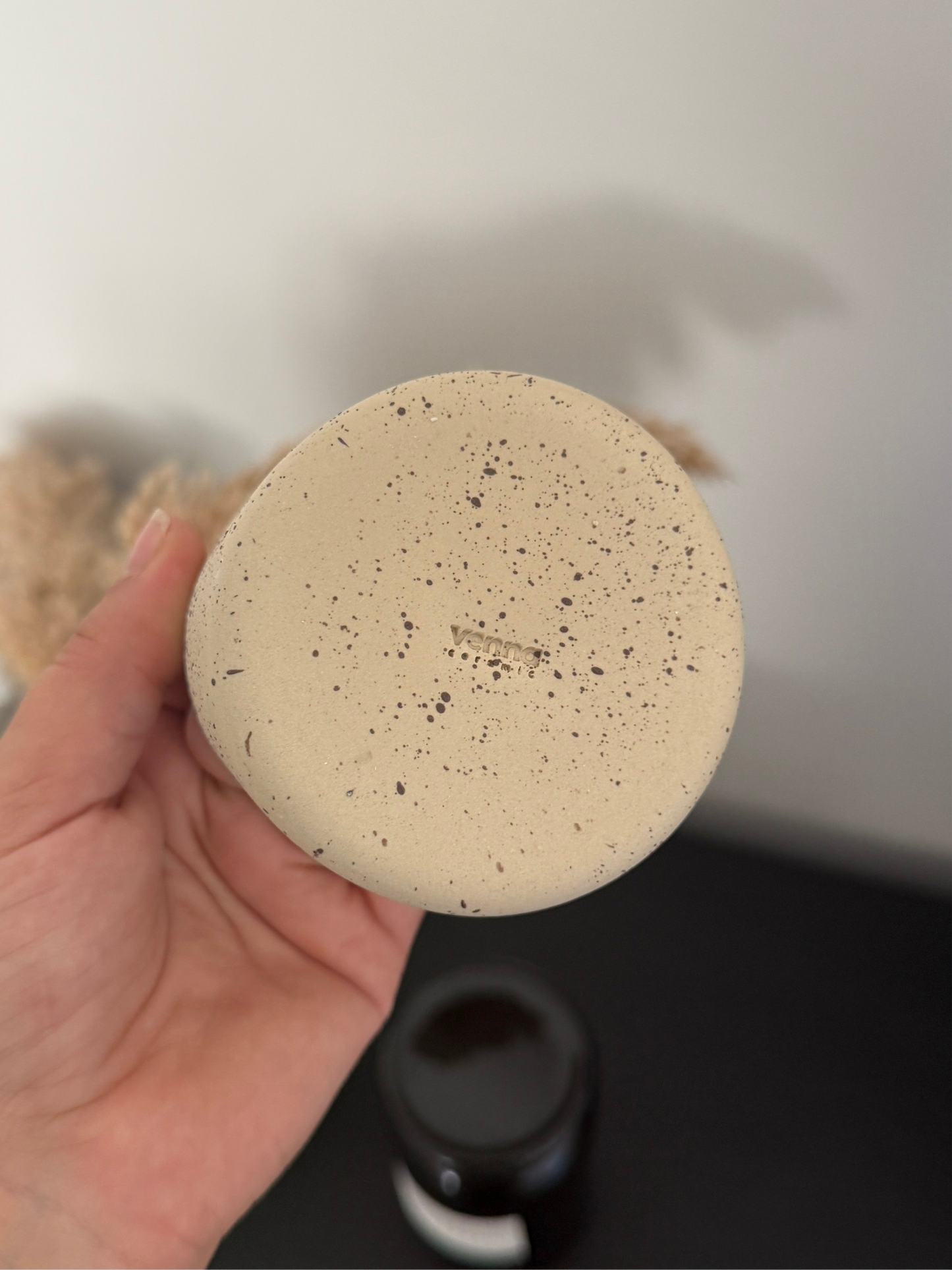 El yapımı stoneware ele oturan benekli kupa