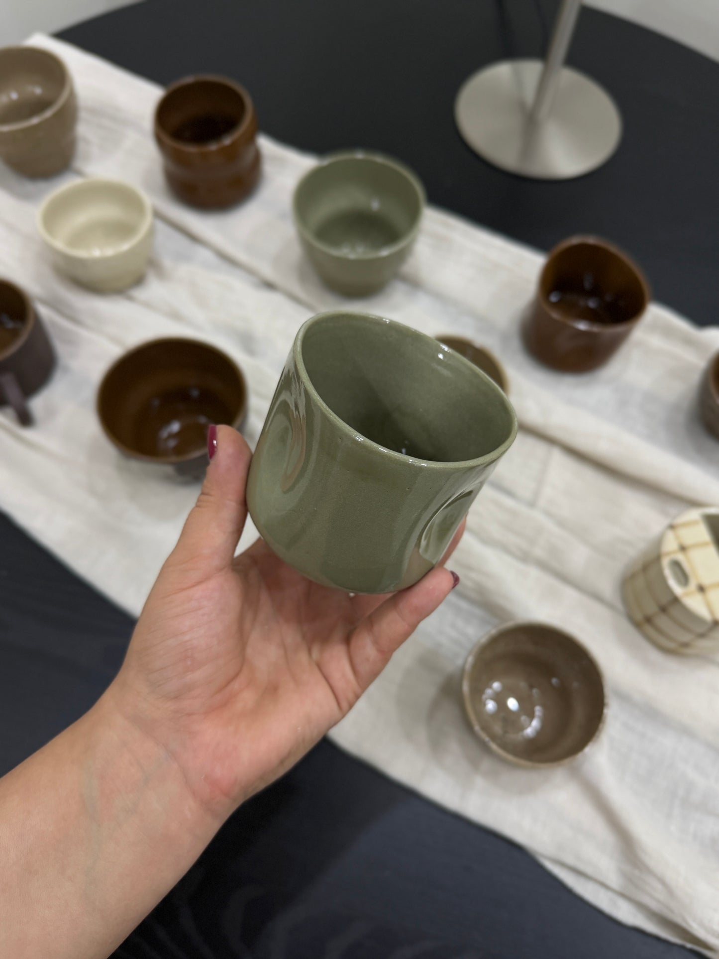 El yapımı yeşil stoneware kupa