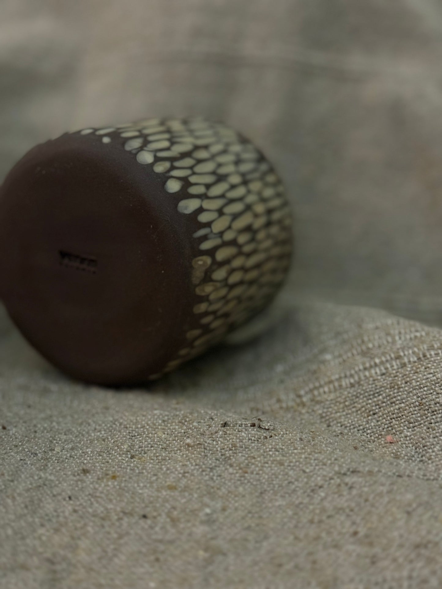El yapımı stoneware kazıma kupa