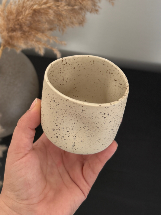 El yapımı stoneware ele oturan benekli kupa