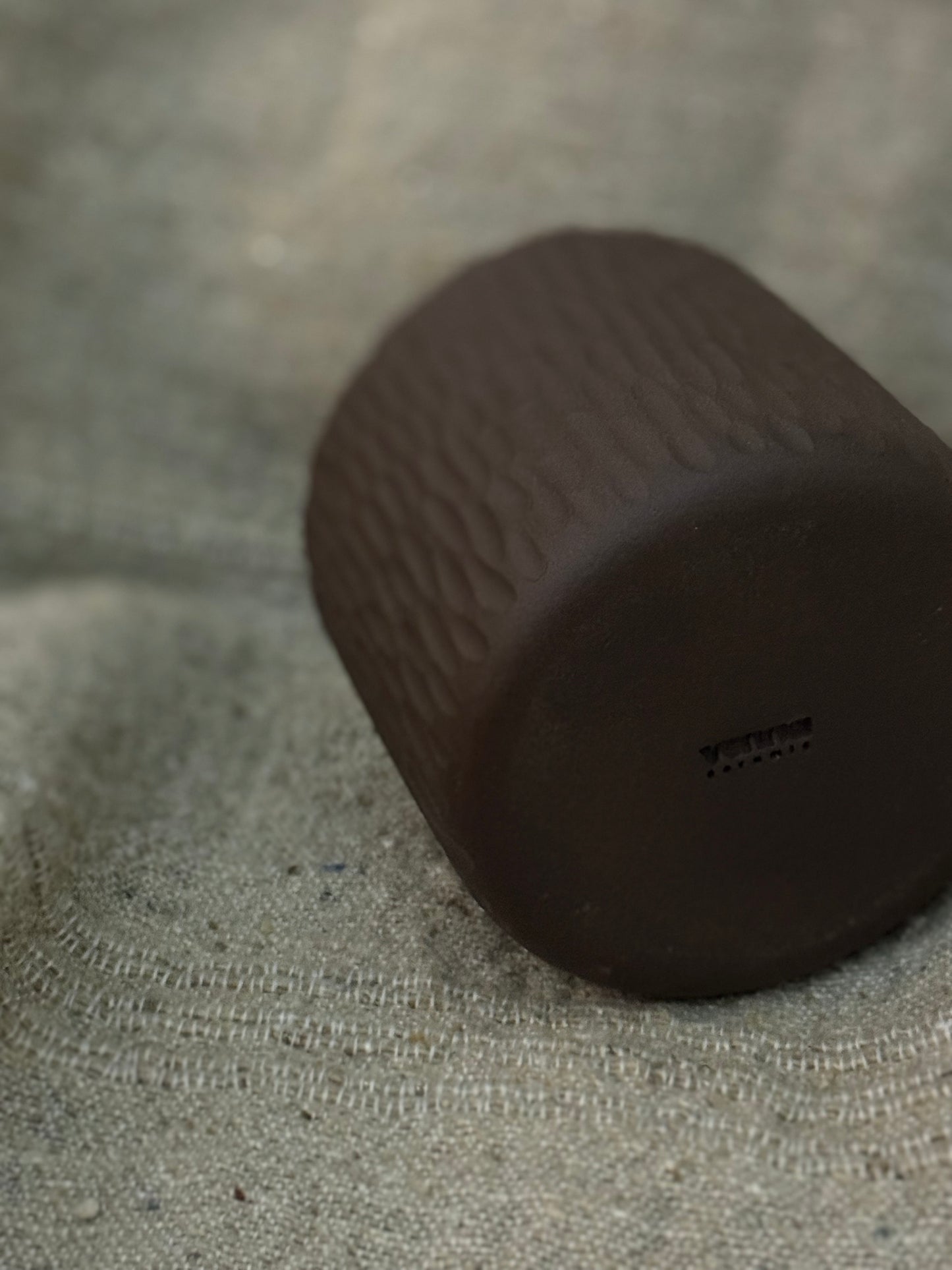 El yapımı stoneware kazıma kupa