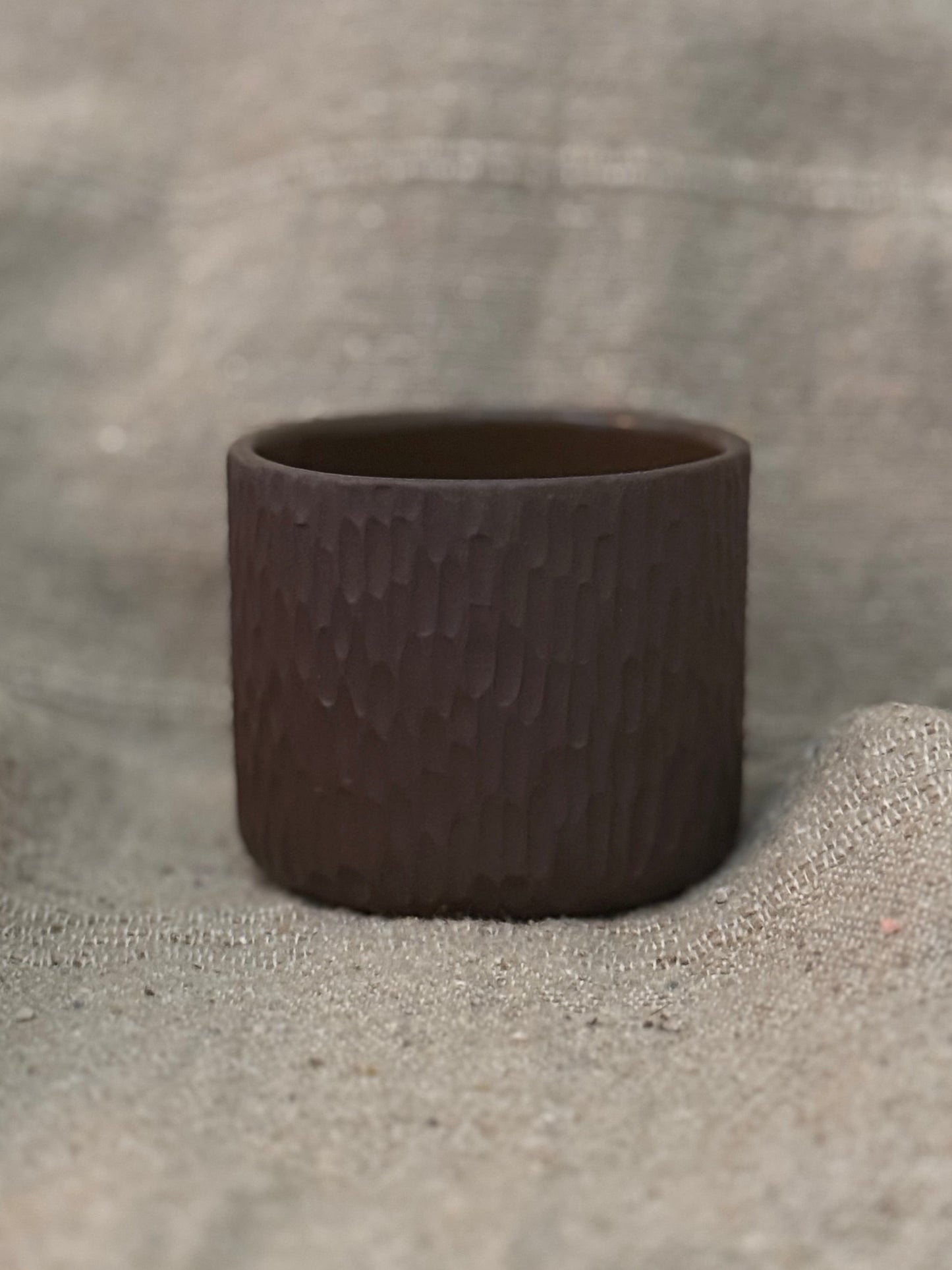 El yapımı stoneware kazıma kupa