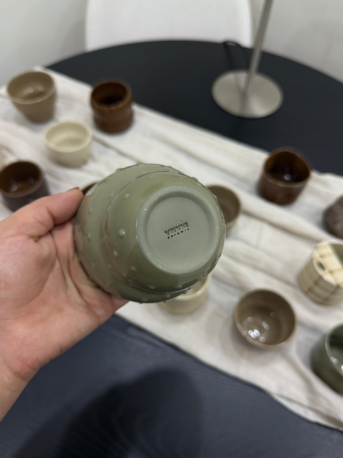 El yapımı Stoneware Midi Fincan Noktalı