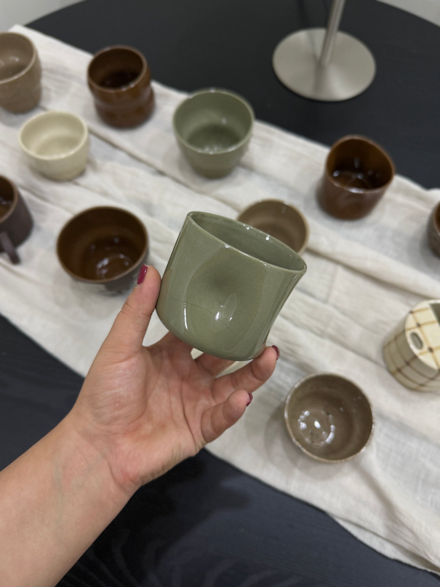 El yapımı yeşil stoneware kupa