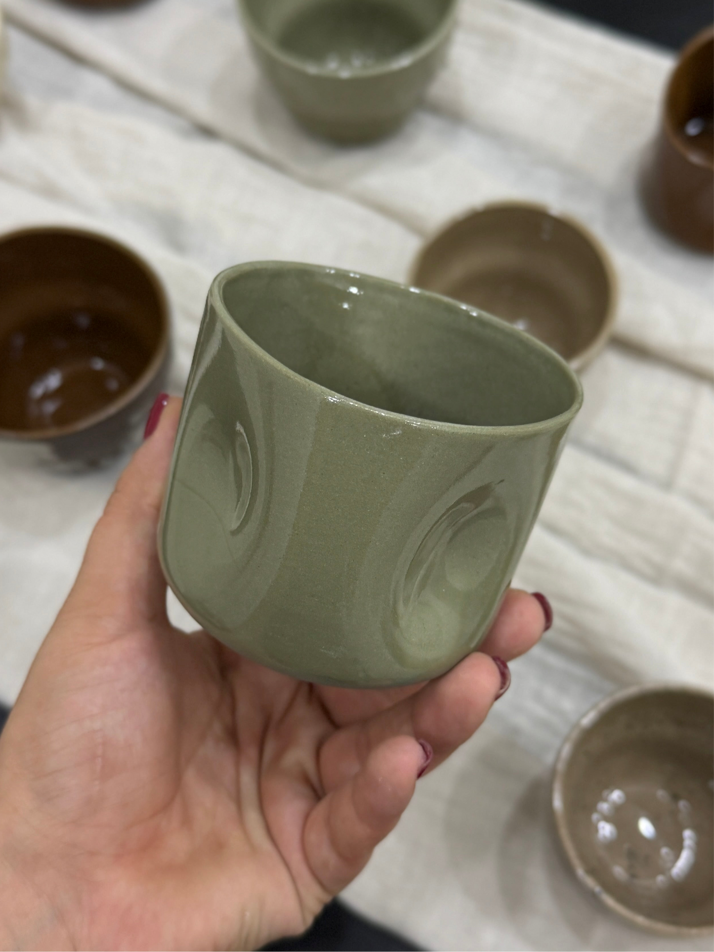 El yapımı yeşil stoneware kupa