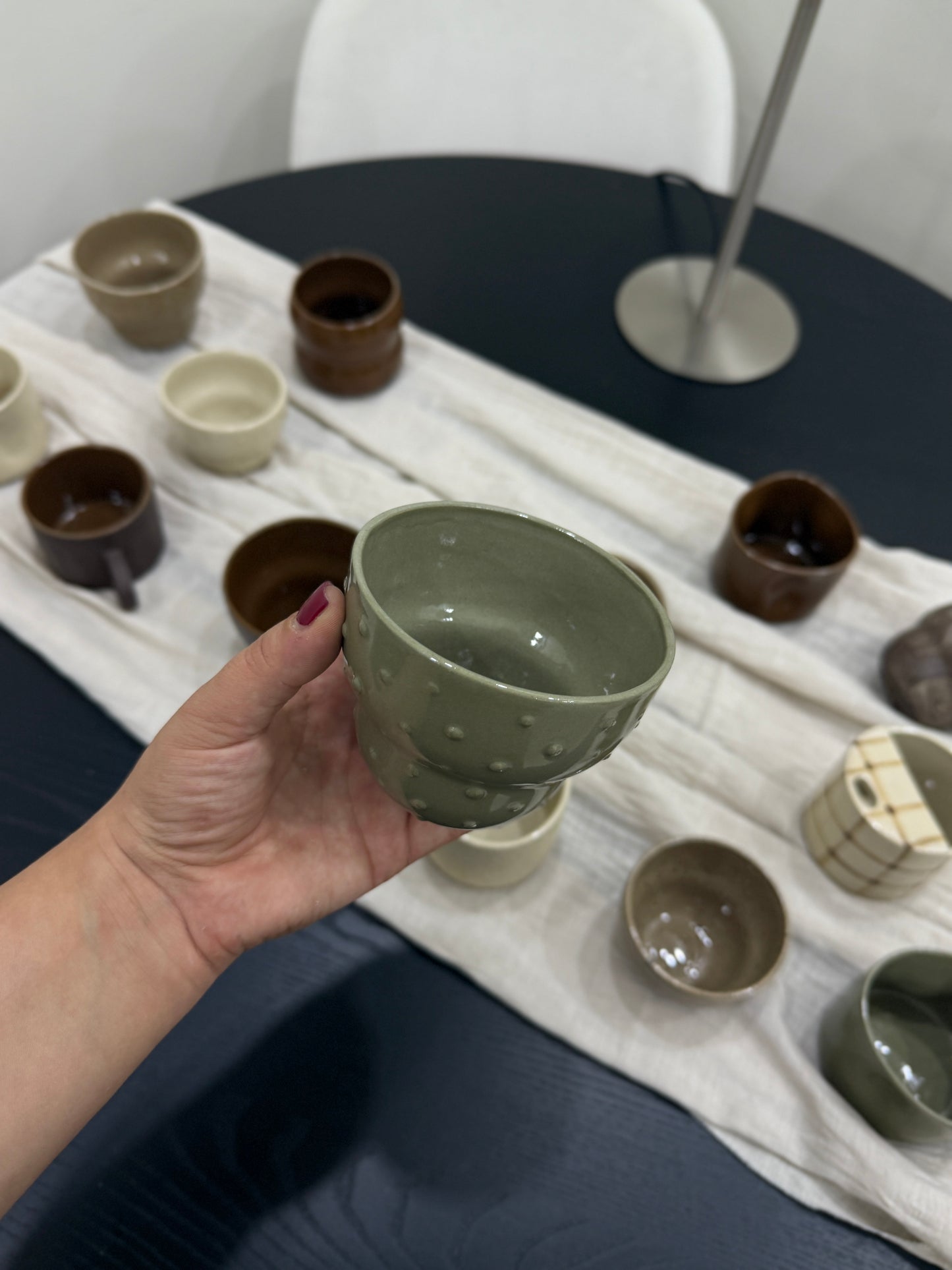 El yapımı Stoneware Midi Fincan Noktalı