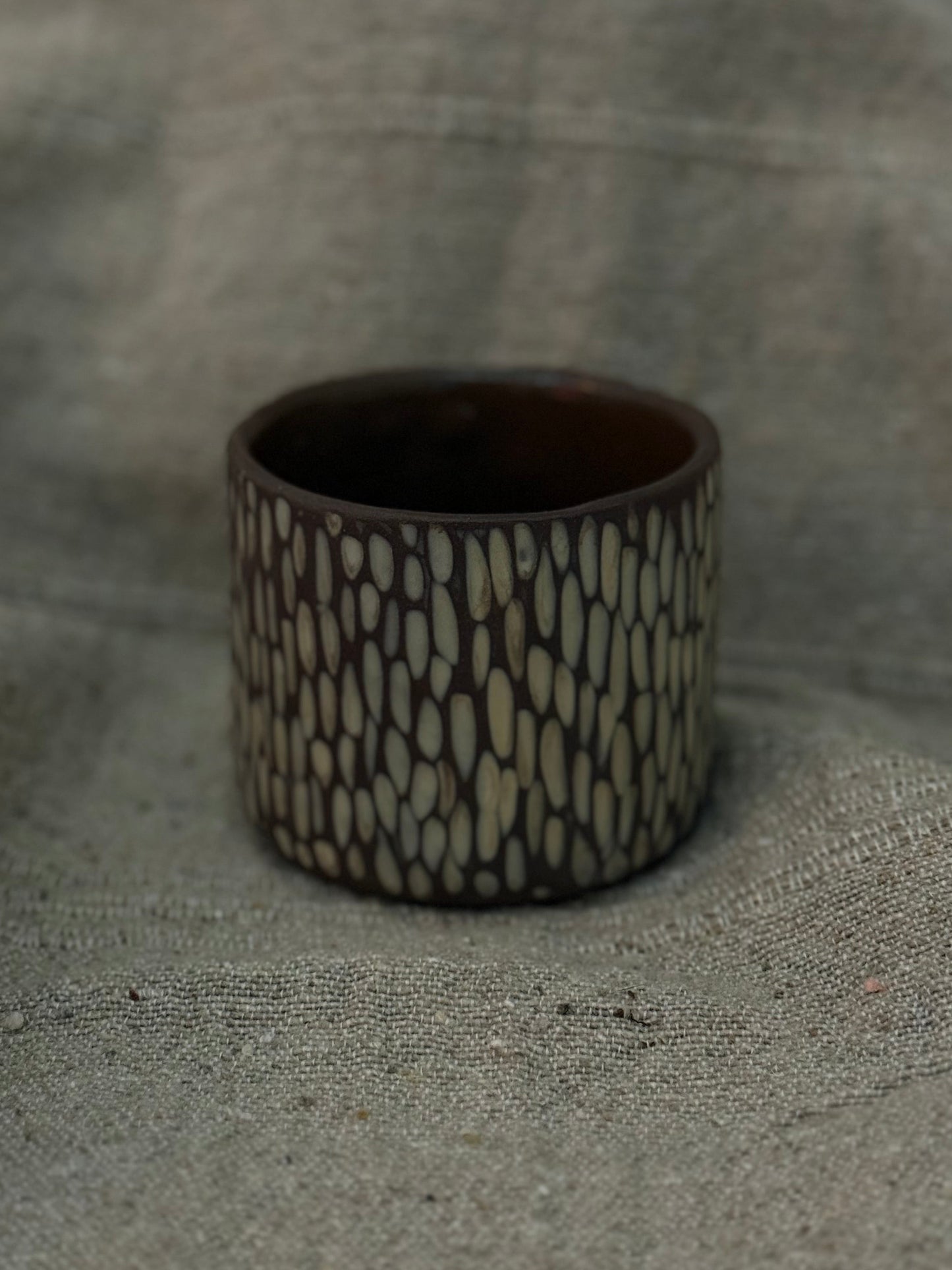 El yapımı stoneware kazıma kupa
