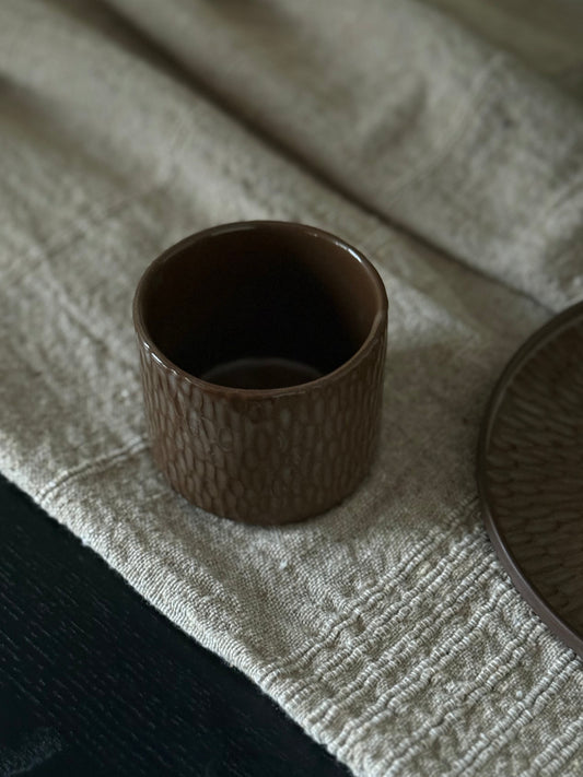 El yapımı stoneware kazıma kupa