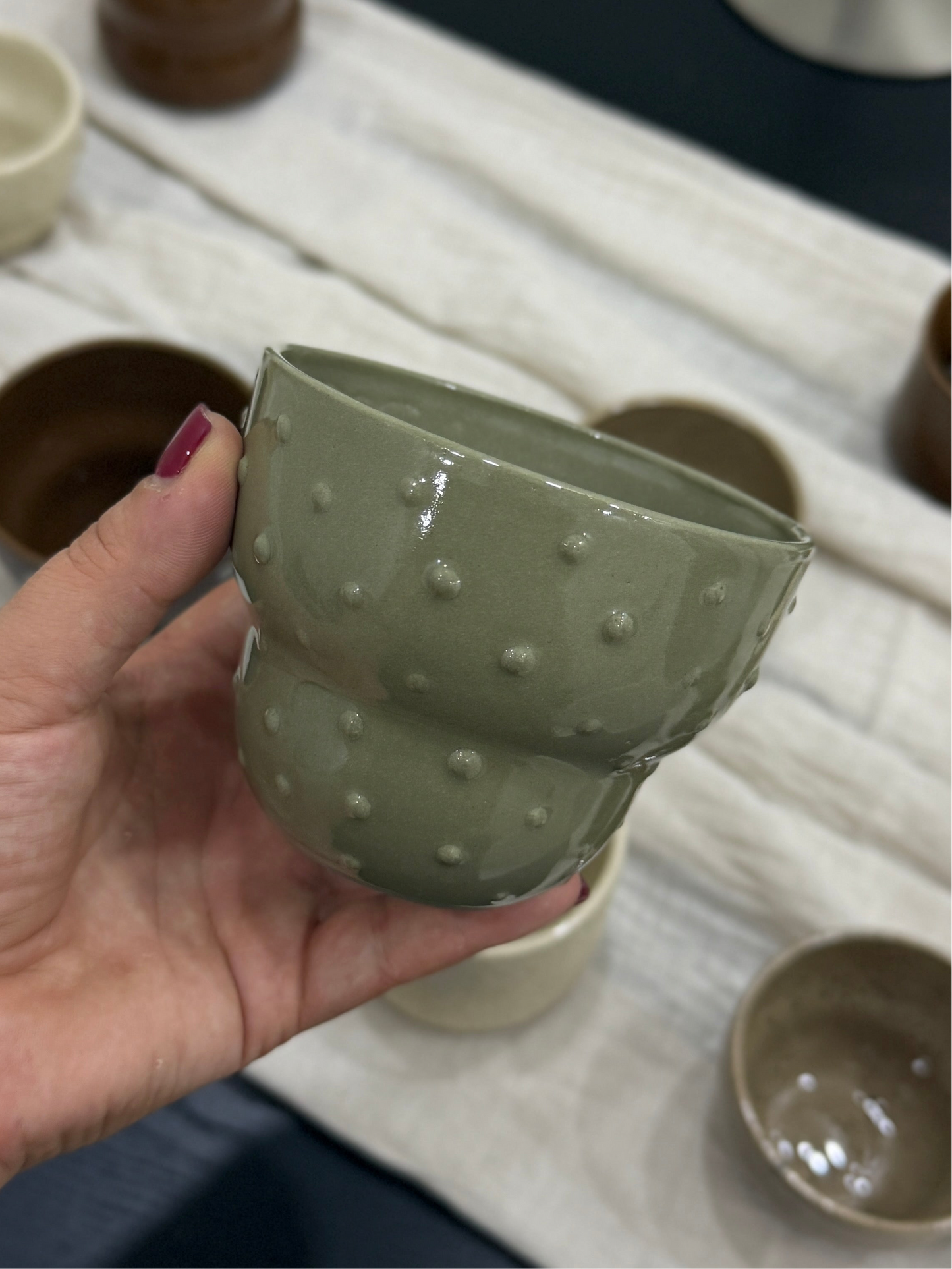 El yapımı Stoneware Midi Fincan Noktalı