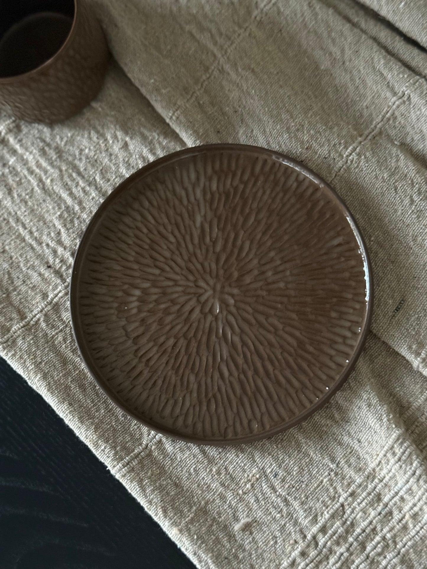 El yapımı Stoneware kazıma tabak